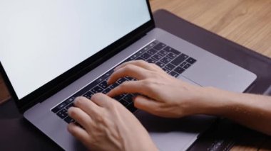Kadınların elleri dizüstü bilgisayarda yazı yazıyor, iş yazışmaları yapıyor. COVID-19
