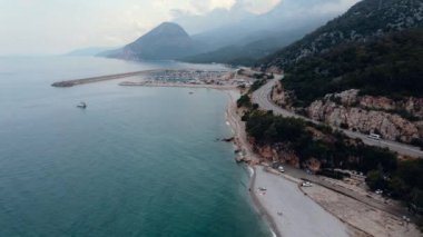Otoyol, deniz ve dağlara karşı arabalarla dolu. Yukarıdan görüntüle.