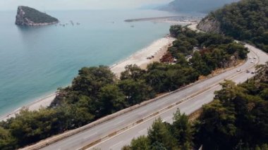 Otoyol, deniz ve dağlara karşı arabalarla dolu. Yukarıdan görüntüle.