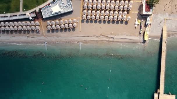Blaues Meer und Sandstrand. Die Anlegestelle. Urlaub, Tourismus, Ferienort. Blick von oben. — Stockvideo