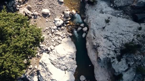 Ruscello di montagna, rilievo roccioso al tramonto. Bellissimo paesaggio. Vista dall'alto. — Video Stock