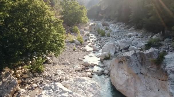 Sungai pegunungan, relief berbatu saat matahari terbenam. Pemandangan indah. Lihat dari atas. — Stok Video