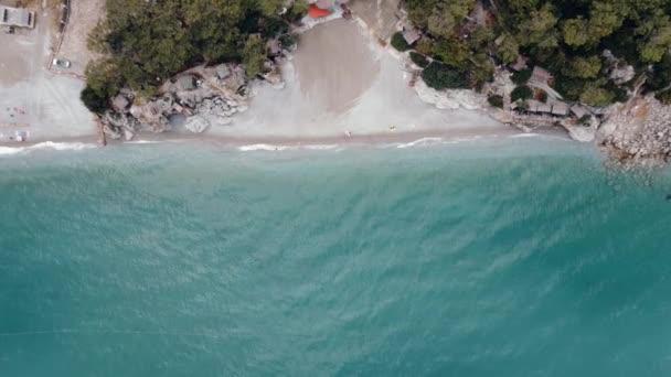 Kék tenger és homokos strand. Nyaralás, turizmus, pihenés, üdülés. Kilátás felülről. — Stock videók