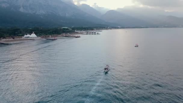 Bootsfahrten auf dem blauen Meer. Berge bei Sonnenuntergang von oben. Schöne Aussicht. — Stockvideo