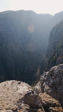 Güzel kanyon manzarası, dağlar. Güneşli bir gün. Resimli manzara..