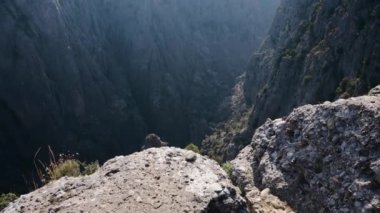Güzel kanyon manzarası, dağlar. Güneşli bir gün. Resimli manzara..
