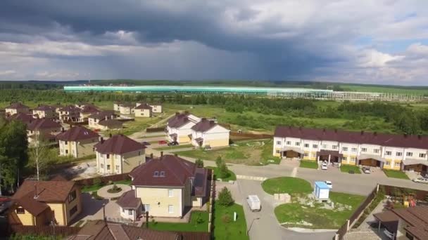 Aerial drone footage over the summer street. Modern luxury houses. Aerial flying over the residential area. Asphalt roads and sidewalks — Stock Footage Aerial Drone Footage Summer Street Modern Luxury Houses Aerial Flying Royalty Free Stock Footage