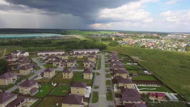 Imágenes Aéreas Drones Sobre Calle Verano Casas Lujo Modernas Vuelo — Vídeo de stock