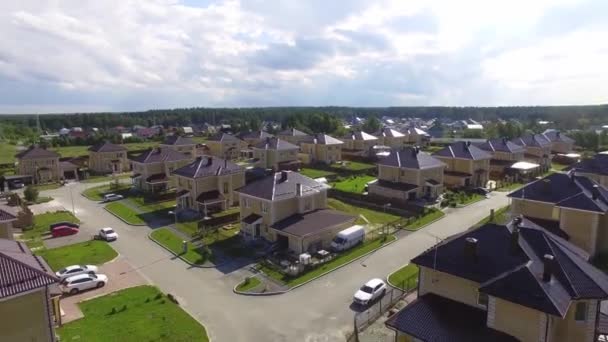 Flygdrönarbilder Över Sommargatan Moderna Lyxhus Flygplan Som Flyger Över Bostadsområdet — Stockvideo