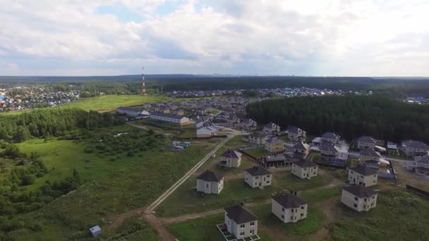 Aerial drone footage over the summer street. Modern luxury houses. Aerial flying over the residential area. Asphalt roads and sidewalks. Near the other village.Sunny summer day — Stock Footage Aerial Drone Footage Summer Street Modern Luxury Houses Aerial Flying Royalty Free Stock Video