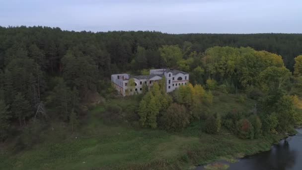 Vedere Aeriană Unei Case Mari Abandonate Pădurile Malurile Râului Construcția — Videoclip de stoc