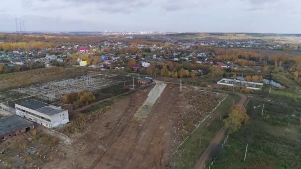 Vista Aérea Canteiro Obras Vazio Nos Arredores Aldeia Tomada Edifício — Vídeo de Stock