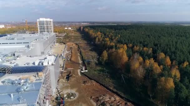 Luftaufnahme Des Baus Eines Einkaufskomplexes Und Eines Industriegebäudes Aus Metall — Stockvideo