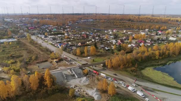 Pemandangan Udara Konstruksi Jalan Sebelah Desa Dengan Kolam Kecil Kemacetan — Stok Video