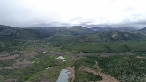 Vista Aérea Naturaleza Las Colinas Chukotka Pequeño Delgado Río Fluye — Vídeos de Stock