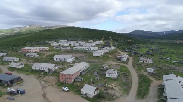 Tepelerin Arasındaki Terk Edilmiş Köyün Manzarası Köyde Iki Katlı Evler — Stok video