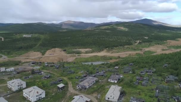 Αεροφωτογραφία Πανόραμα Του Εγκαταλελειμμένου Χωριού Που Βρίσκεται Ανάμεσα Στους Λόφους — Αρχείο Βίντεο