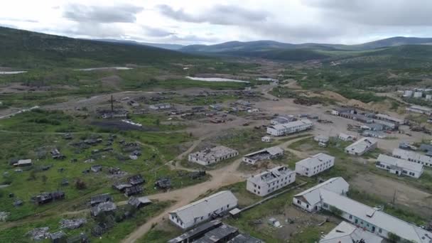 丘の間にある放棄された村の空中ビュー 村には2階建ての家屋と1階建ての木造家屋がある 多くの家屋が破壊された 幾人かの地質学者が一時的に村に住んでいる — ストック動画