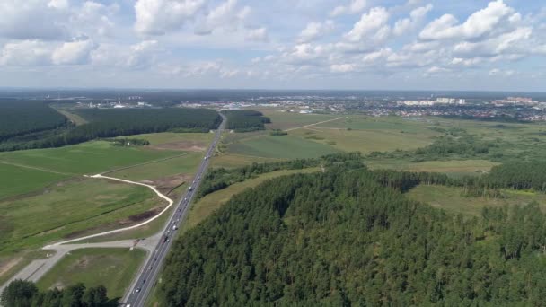 Vue Aérienne Autoroute Avec Des Voitures Forêts Champs Proximité Proximité — Video