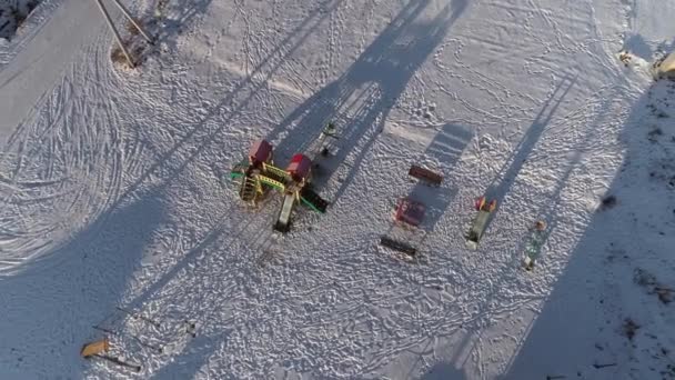 Letecký Pohled Prázdné Dětské Hry Hřiště Zimní Chatové Vesnici Většina — Stock video