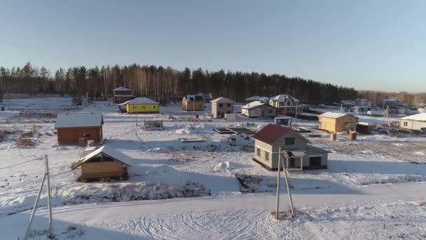 Letecký Pohled Domy Výstavbě Zimní Chatové Vesnici Kolem Vesnice Jsou — Stock video