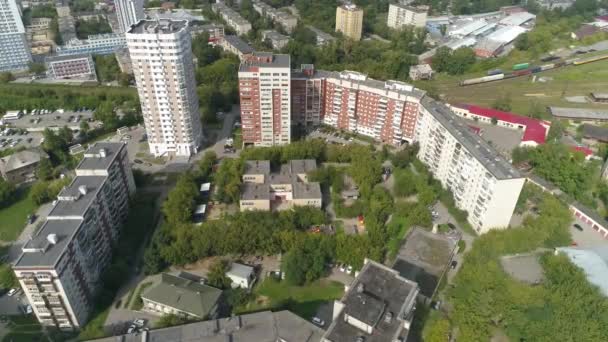 Luftaufnahme Eines Vorschulgebäudes Wohngebiet Mit Spielplätzen Unter Bäumen Und Kinderzeichnungen — Stockvideo