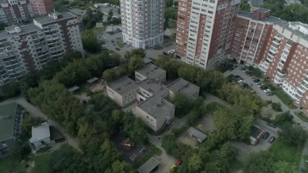 Luftaufnahme Eines Leer Stehenden Vorschulgebäudes Wohngebiet Mit Spielplätzen Unter Bäumen — Stockvideo
