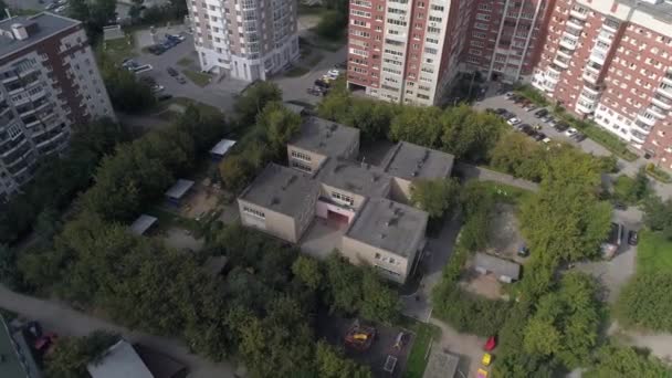 Vista Aérea Del Edificio Preescolar Vacío Zona Residencial Con Parques — Vídeo de stock