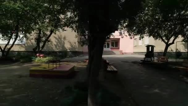 Pusty Budynek Przedszkolny Drzewami Placem Zabaw Gałęzie Drzew Wiszą Nad — Wideo stockowe