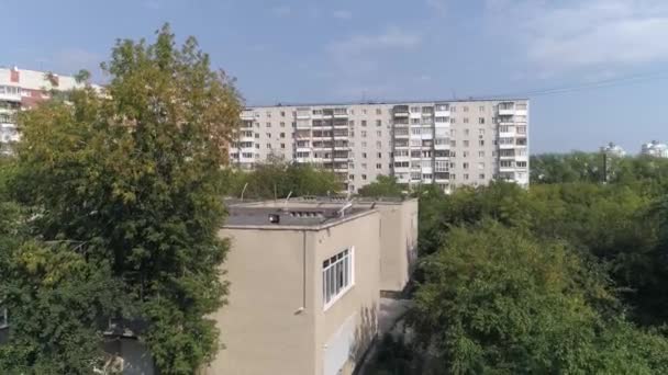 Flygfoto Över Tom Förskolebyggnad Bostadsområde Med Lekplatser Bland Träd Och — Stockvideo