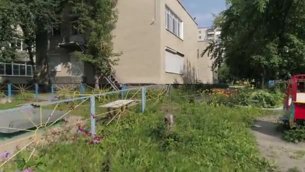 Bâtiment Préscolaire Vide Avec Arbres Fleurs Aire Jeux Des Branches — Video