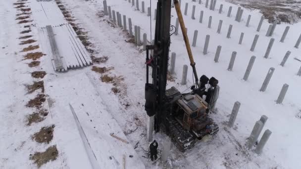 Veduta Aerea Drone Una Macchina Palo Foro Lavoro Cantiere Invernale — Video Stock