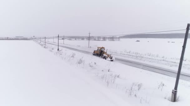 Vue Aérienne Ponceuse Neige Nettoie Route Campagne Enneigée Parmi Forêt — Video