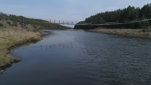 Widok Powietrza Stary Most Wiszący Nad Rzeką Nad Brzegiem Rzeki — Wideo stockowe