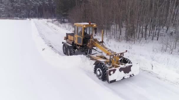 Luftaufnahme Der Schneefräse Grader Clears Snow Covered Road Feld Neben — Stockvideo
