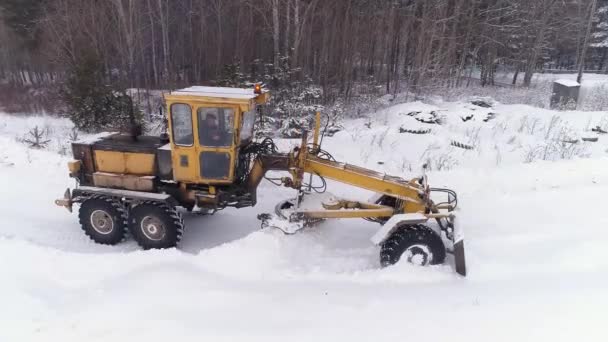 Flygfoto Snöslungan Grader Rensar Snötäckta Country Road Fält Intill Skogen — Stockvideo