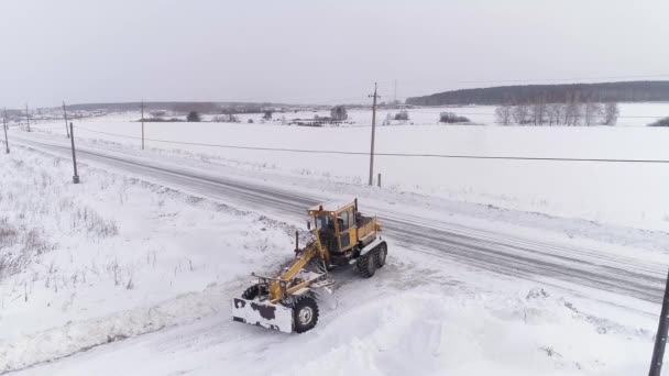 Luftfoto Snowblower Grader Rydder Snow Covered Country Road Marken Ved – Stock-video