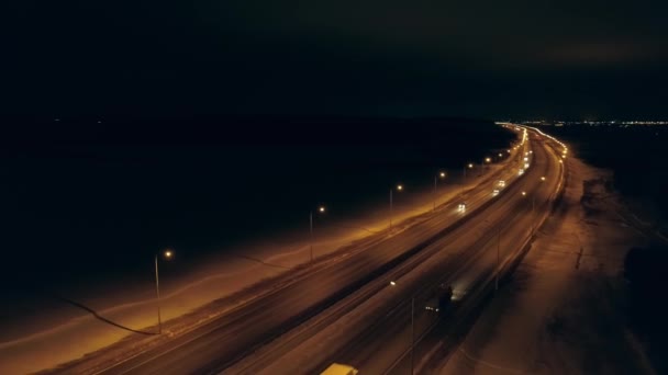 Luchtfoto Van Winter Nacht Snelweg Met Oranje Lantaarns Auto Vrachtwagens — Stockvideo