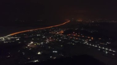 Geceleri köyün üzerinde havai fişekler uçuşuyor.
