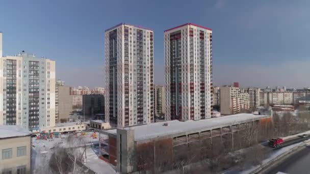 Vista Aérea Dos Nuevos Edificios Modernos Gran Altura Con Parque — Vídeo de stock