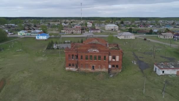 Vista Aérea Mercader Abandonado Arruinado Antigua Casa Ladrillo Rojo Otros — Vídeo de stock