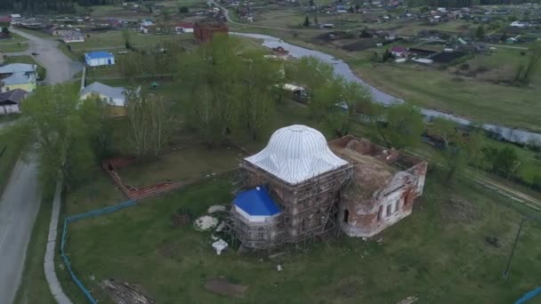 Luftaufnahme Des Alten Dorfes Die Kirche Wird Restauriert Und Andere — Stockvideo