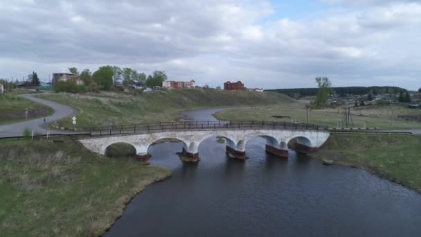 Eski Köyün Havadan Görünüşü Nehrin Yüksek Kıyısında Eski Harabe Kırmızı — Stok video