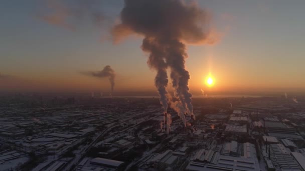 Vista Aérea Enorme Fábrica Com Tubos Altos Pôr Sol Fumo — Vídeo de Stock