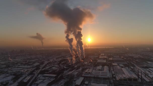 Luchtfoto Van Een Enorme Fabriek Met Hoge Pijpen Bij Zonsondergang — Stockvideo