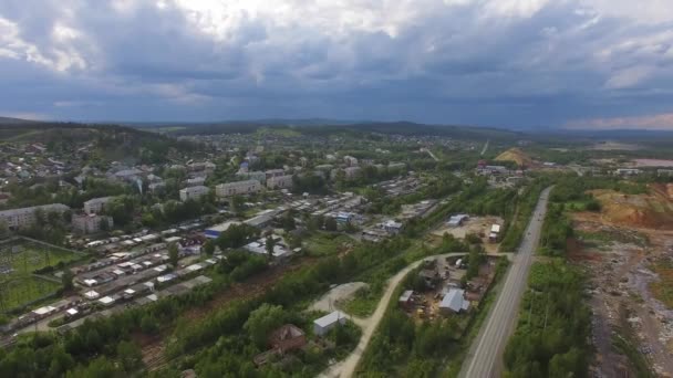 Küçük Taşra Sanayi Şehrinin Havadan Görünüşü Şehrin Kenar Mahallelerinde Alçak — Stok video