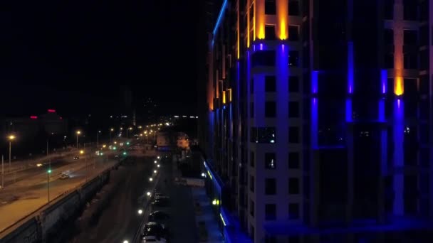 Gece Şehrinde Güzel Renkli Mimari Aydınlatması Olan Modern Bir Bina — Stok video