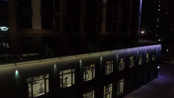 Moderno Edificio Gimnasio Con Hermosa Iluminación Arquitectónica Colores Ciudad Nocturna — Vídeos de Stock