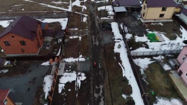 Luftaufnahme Eines Vaters Und Seines Kleinen Sohnes Mit Geländewagen Auf — Stockvideo