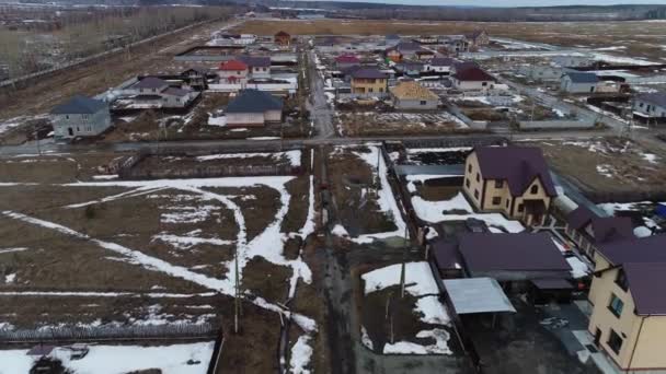 Flygfoto Far Och Hans Son Rider Fyrhjulingar Grusväg Med Pölar — Stockvideo